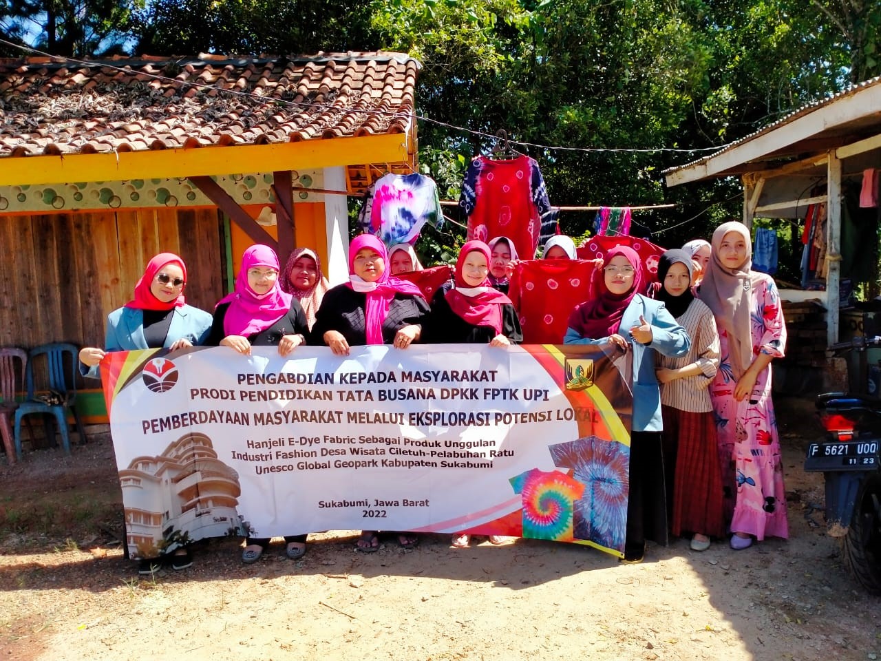 Prodi Pendidikan Tata Busana FPTK UPI Selenggarakan kegiatan PkM di Desa Wisata Ciletuh : Pembinaan Hanjeli E-DYE Fabric 