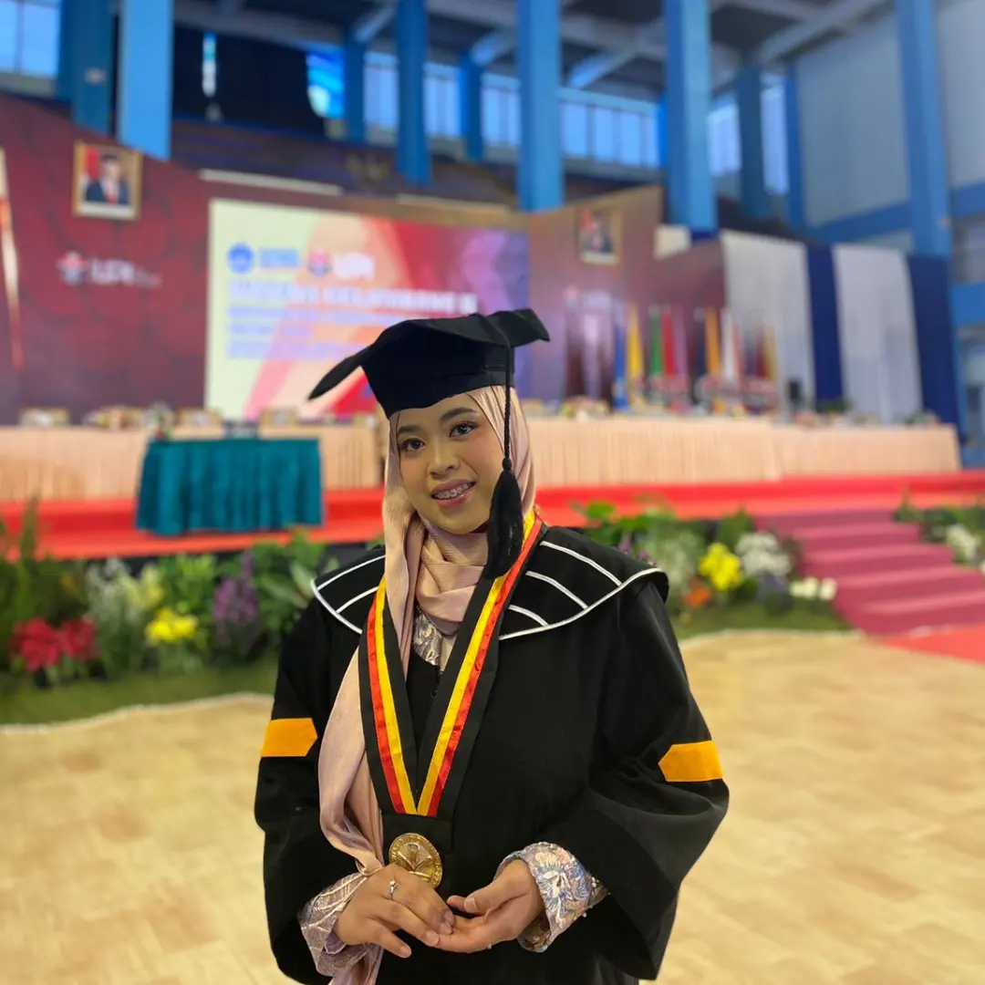 Heni Hernawati Wins the Best Undergraduate Degree 