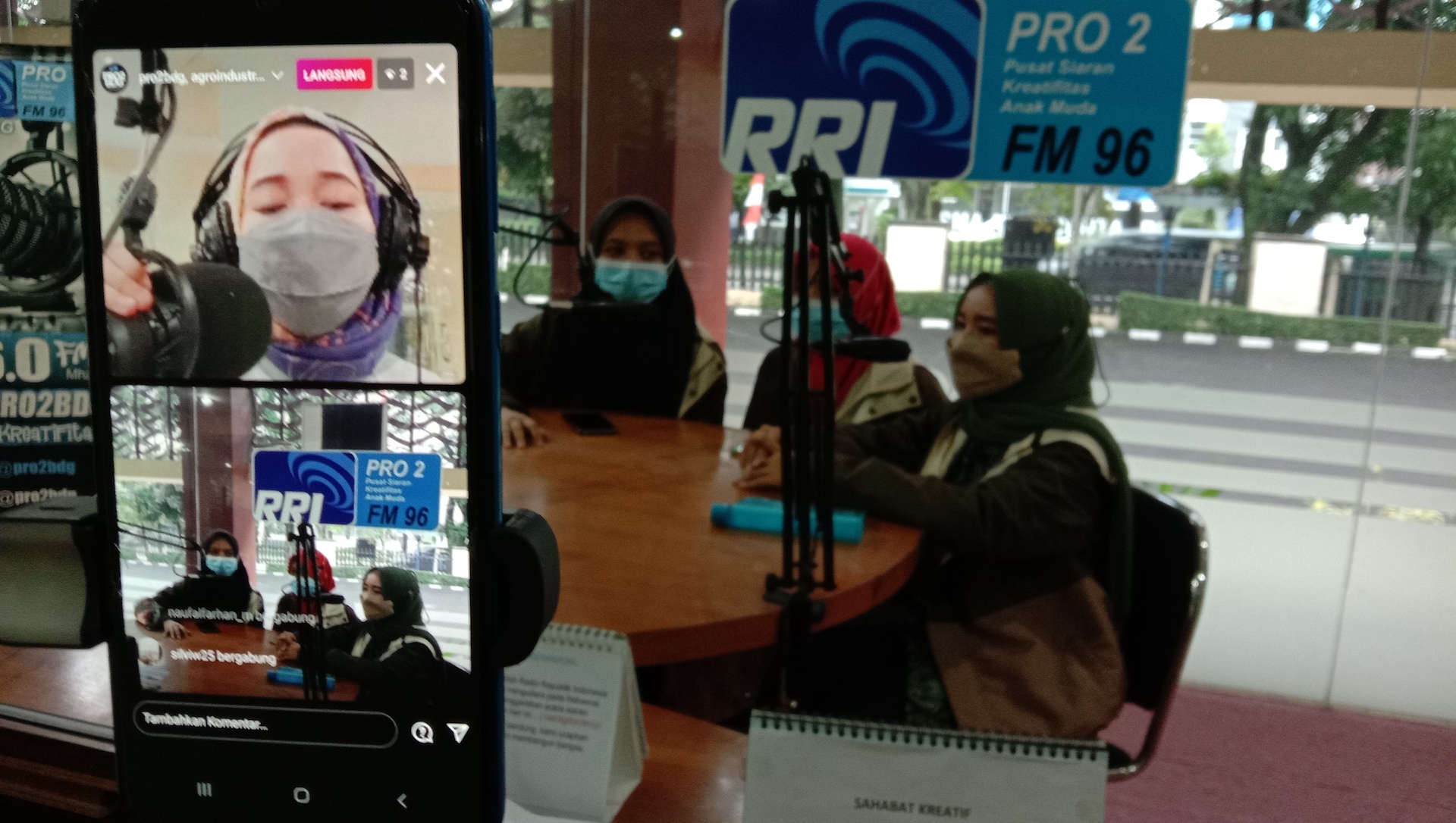 Keseruan Himagrin FPTK UPI Dalam siaran live Numpang Nampang di studio RRI Bandung