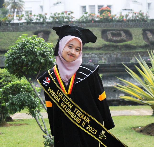Amalina Zyamziah Ghani Becomes the Best Graduate 